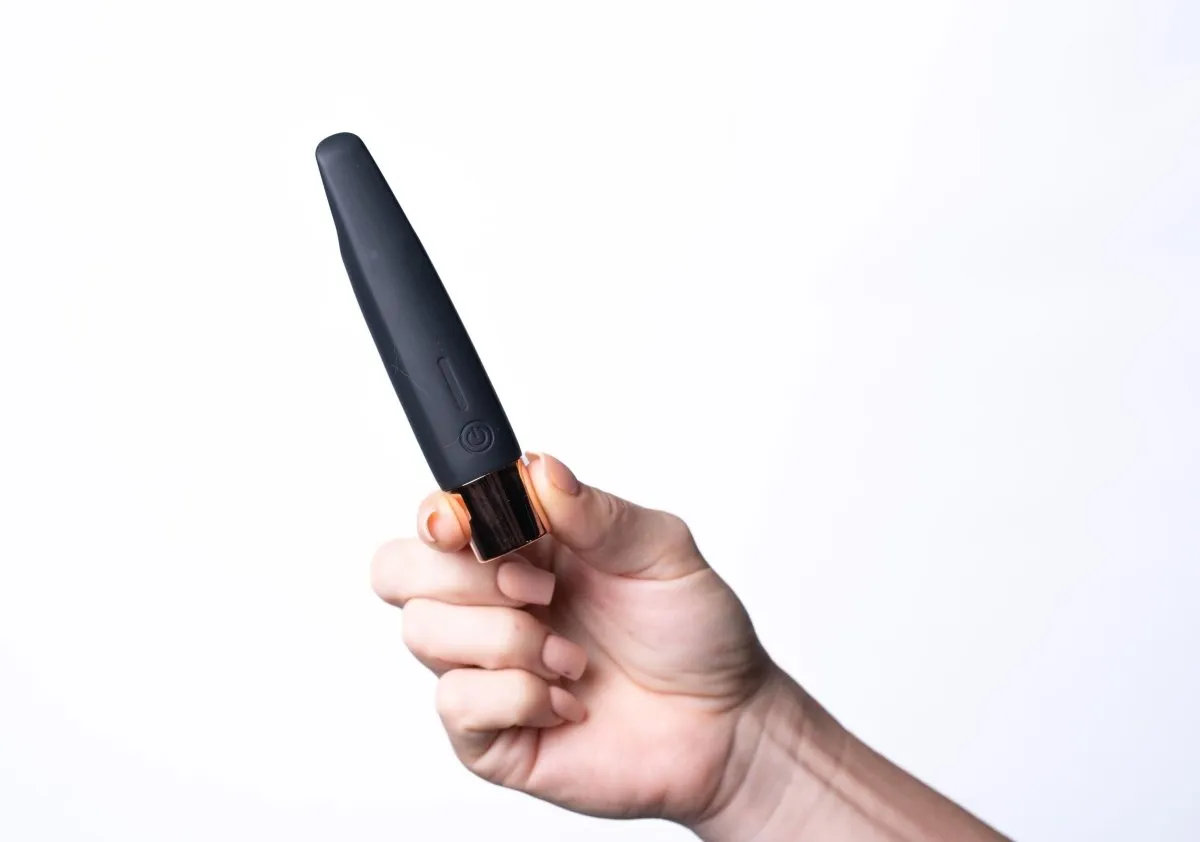 Aspen 15-Function Rechargeable Wireless Flickering Tip Vibrator - Black